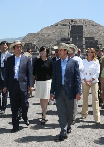 正在访问墨西哥合众国的安倍总理视察了墨西哥国立人类学博物馆、特奥蒂瓦坎古城，并与日墨协会相关人员进行了恳谈等。