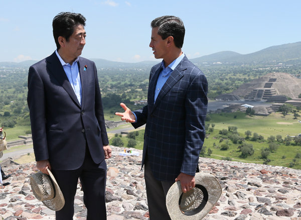 正在访问墨西哥合众国的安倍总理视察了墨西哥国立人类学博物馆、特奥蒂瓦坎古城，并与日墨协会相关人员进行了恳谈等。