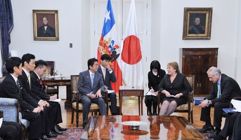 正在访问智利共和国的安倍总理出席了日本・智利贸易投资论坛等。