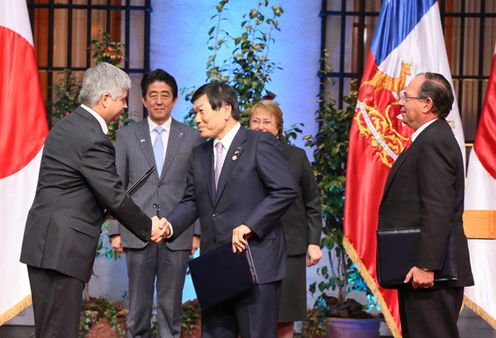 正在访问智利共和国的安倍总理出席了日本・智利贸易投资论坛等。