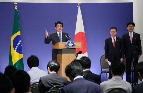 正在访问巴西联邦共和国的安倍总理,在日本・巴西商务论坛(中南美商务研讨会)上发表了演讲等。