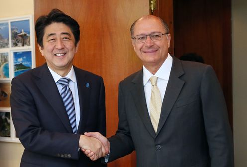 正在访问巴西联邦共和国的安倍总理,在日本・巴西商务论坛(中南美商务研讨会)上发表了演讲等。