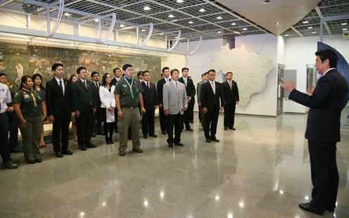 正在访问巴西联邦共和国的安倍总理,在日本・巴西商务论坛(中南美商务研讨会)上发表了演讲等。