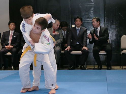 正在访问巴西联邦共和国的安倍总理,在日本・巴西商务论坛(中南美商务研讨会)上发表了演讲等。