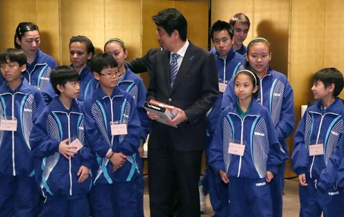 正在访问巴西联邦共和国的安倍总理,在日本・巴西商务论坛(中南美商务研讨会)上发表了演讲等。