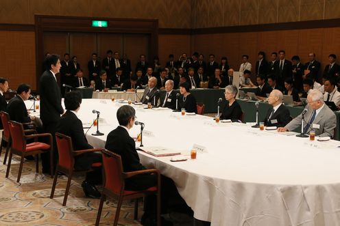 安倍总理出席了在广岛市中区和平纪念公园举行的广岛市原子弹爆炸遇难者悼念暨和平祈愿仪式。