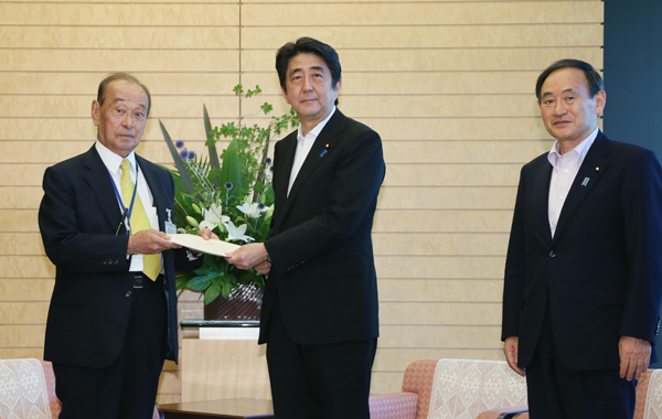 安倍总理在总理大臣官邸接受了仲井真弘多冲绳县知事的要求。