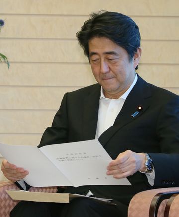 安倍总理在总理大臣官邸接受了仲井真弘多冲绳县知事的要求。
