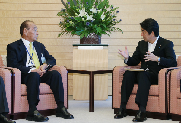 安倍总理在总理大臣官邸接受了仲井真弘多冲绳县知事的要求。