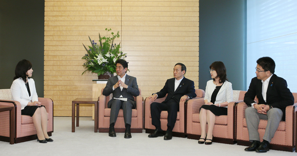 安倍总理在总理大臣官邸接收了人事院总裁一宫奈保美递交的人事院劝告。