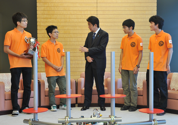 安倍总理在总理大臣官邸接受了亚广联（ABU）亚太地区机器人大赛日本代表队的拜访。