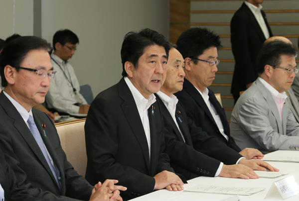 安倍总理出席了在总理大臣官邸召开的第4次关于8月15日起连降暴雨的相关省厅灾害对策会议。