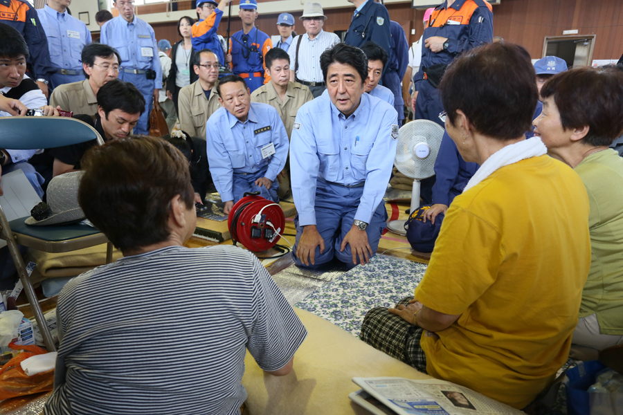 安倍总理为了把握因暴雨造成的泥石流灾害受灾情况，视察了广岛市。
