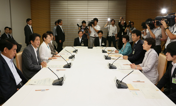 安倍总理在总理大臣官邸出席了与儿童贫困对策探讨会成员的恳谈会。