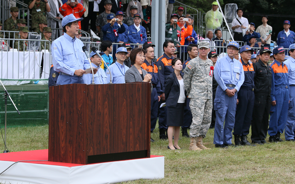 在以安倍总理为首的全体阁僚参与之下,举行了2014年度综合防灾训练。