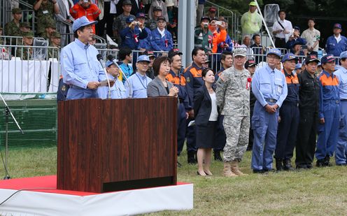 在以安倍总理为首的全体阁僚参与之下,举行了2014年度综合防灾训练。