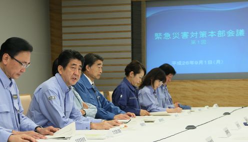 在以安倍总理为首的全体阁僚参与之下,举行了2014年度综合防灾训练。