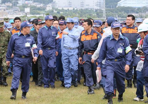 在以安倍总理为首的全体阁僚参与之下，举行了2014年度综合防灾训练。