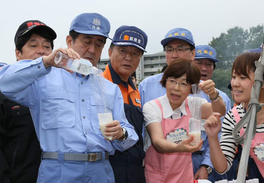 在以安倍总理为首的全体阁僚参与之下,举行了2014年度综合防灾训练。