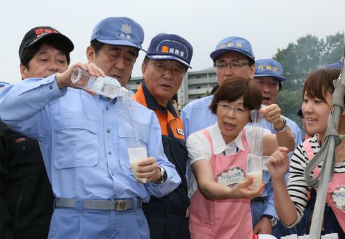 在以安倍总理为首的全体阁僚参与之下，举行了2014年度综合防灾训练。