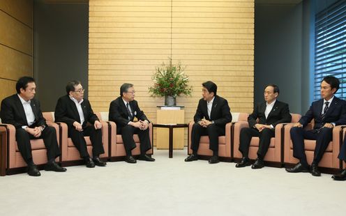 安倍总理在总理大臣官邸接见了福岛县知事、大熊町町长、双叶町町长。
