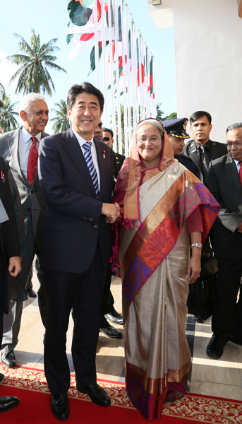 安倍总理访问了孟加拉人民共和国。