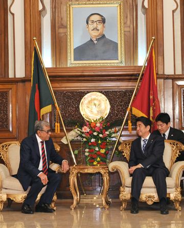 安倍总理访问了孟加拉人民共和国。