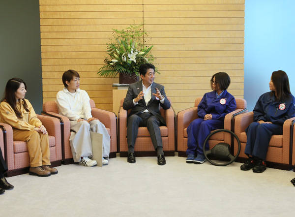 安倍总理在总理大臣官邸接受了卡车女司机以及建筑行业从业女性的拜访。