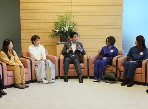安倍总理在总理大臣官邸接受了卡车女司机以及建筑行业从业女性的拜访。