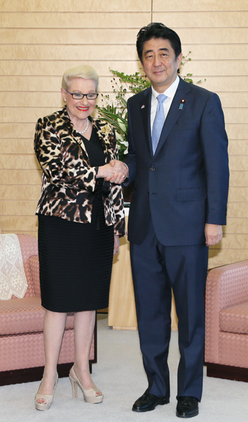 安倍总理在总理大臣官邸接受了澳大利亚联邦众议院议长布朗温•毕晓普的拜会。