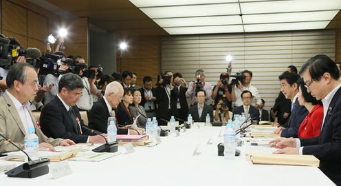 安倍总理在总理大臣官邸召开了第3次信息保全咨询会议。
