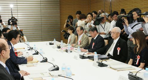 安倍总理在总理大臣官邸召开了第3次信息保全咨询会议。