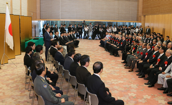 安倍总理出席了在总理大臣官邸举行的“2014年防灾功劳者内阁总理大臣表彰仪式”。