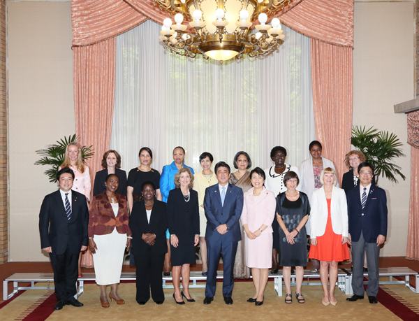 安倍内阁总理大臣在总理大臣公邸邀请驻日女大使举行了午餐会。