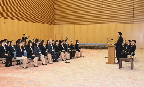 安倍总理在总理大臣官邸接受了“日语伙伴计划”第一期派遣人员的拜访。
