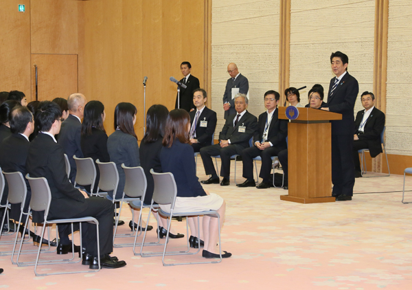 安倍总理在总理大臣官邸接受了“日语伙伴计划”第一期派遣人员的拜访。