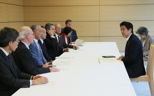 安倍总理在总理大臣官邸与日本财团会长笹川阳平及放射线健康管理国际专家会面。