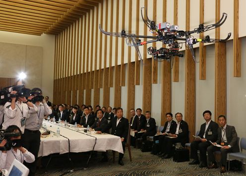 安倍总理在总理大臣官邸召开了第一次机器人革命实现会议。