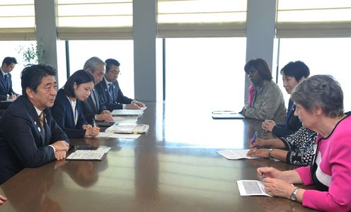 安倍总理出席了在东京都内召开的“为实现女性绽放光彩社会的国际论坛” World Assembly for Women in Tokyo(WAW! Tokyo 2014)等。