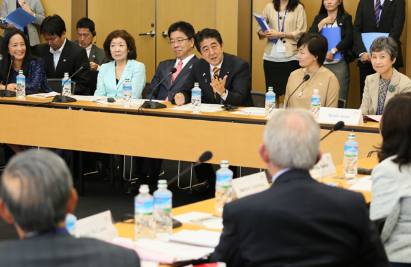 安倍总理出席了在东京都内召开的“为实现女性绽放光彩社会的国际论坛” World Assembly for Women in Tokyo（WAW! Tokyo 2014）等。