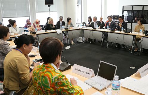 安倍总理出席了在东京都内召开的“为实现女性绽放光彩社会的国际论坛” World Assembly for Women in Tokyo(WAW! Tokyo 2014)等。