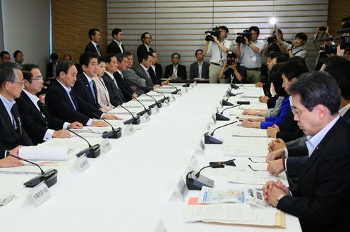 安倍总理在总理大臣官邸召开了第35次原子能灾害对策本部会议及第4次原子能防灾会议联合会议。