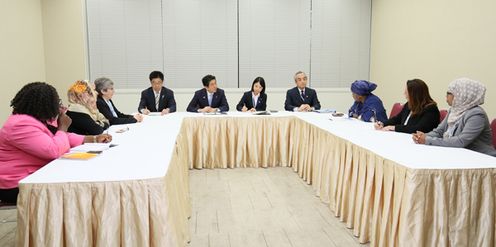 安倍总理出席了在东京都内召开的“为实现女性绽放光彩社会的国际论坛” World Assembly for Women in Tokyo(WAW! Tokyo 2014)等。