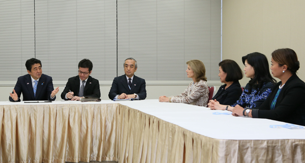 安倍总理出席了在东京都内召开的“为实现女性绽放光彩社会的国际论坛” World Assembly for Women in Tokyo（WAW! Tokyo 2014）等。
