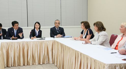 安倍总理出席了在东京都内召开的“为实现女性绽放光彩社会的国际论坛” World Assembly for Women in Tokyo(WAW! Tokyo 2014)等。