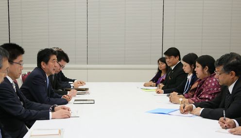 安倍总理出席了在东京都内召开的“为实现女性绽放光彩社会的国际论坛” World Assembly for Women in Tokyo(WAW! Tokyo 2014)等。