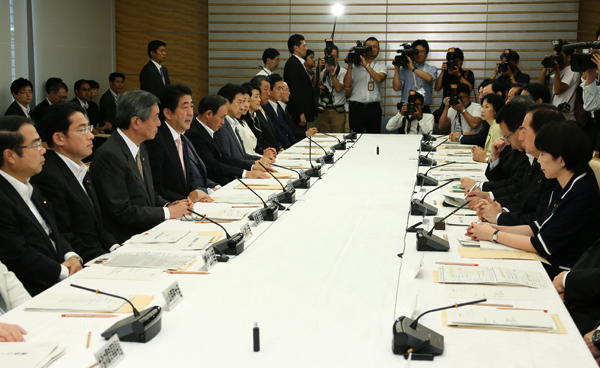 安倍总理在总理大臣官邸召开了第11次复兴推进会议。
