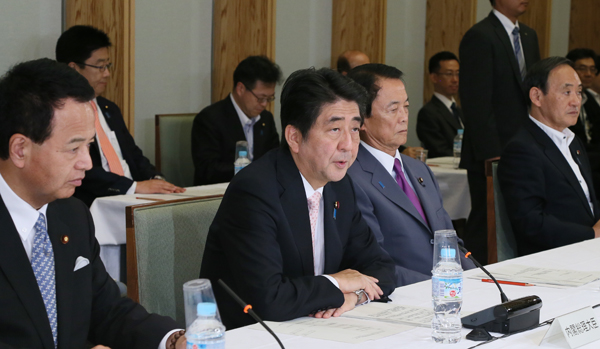 安倍总理在总理大臣官邸召开了2014年第15次经济财政咨询会议。