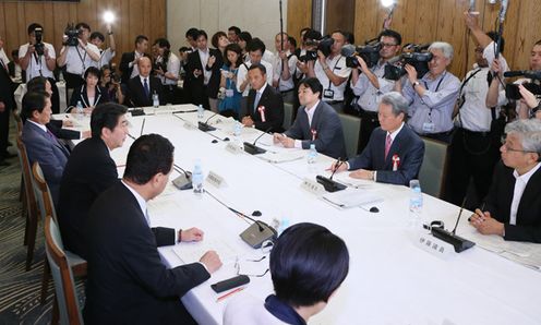 安倍总理在总理大臣官邸召开了2014年第15次经济财政咨询会议。