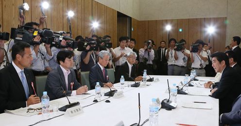 安倍总理在总理大臣官邸召开了2014年第15次经济财政咨询会议。